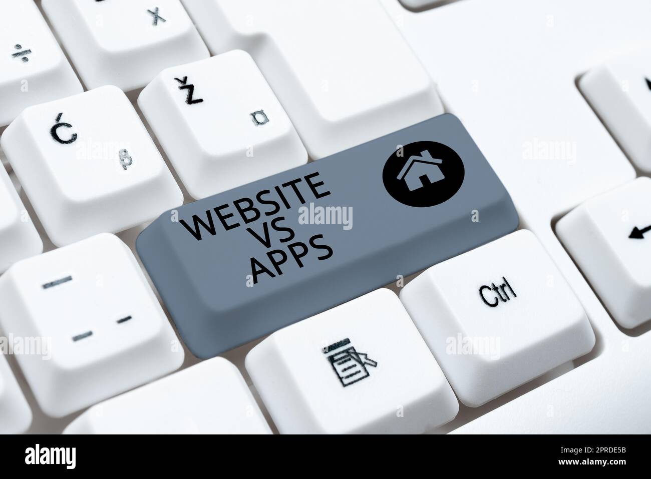 Segno di testo che mostra il sito Web e le applicazioni. Internet Concept dubbio tra l'utilizzo di una pagina Web o di una donna d'affari di applicazioni online che possiede un tablet con informazioni importanti su di esso. Foto Stock