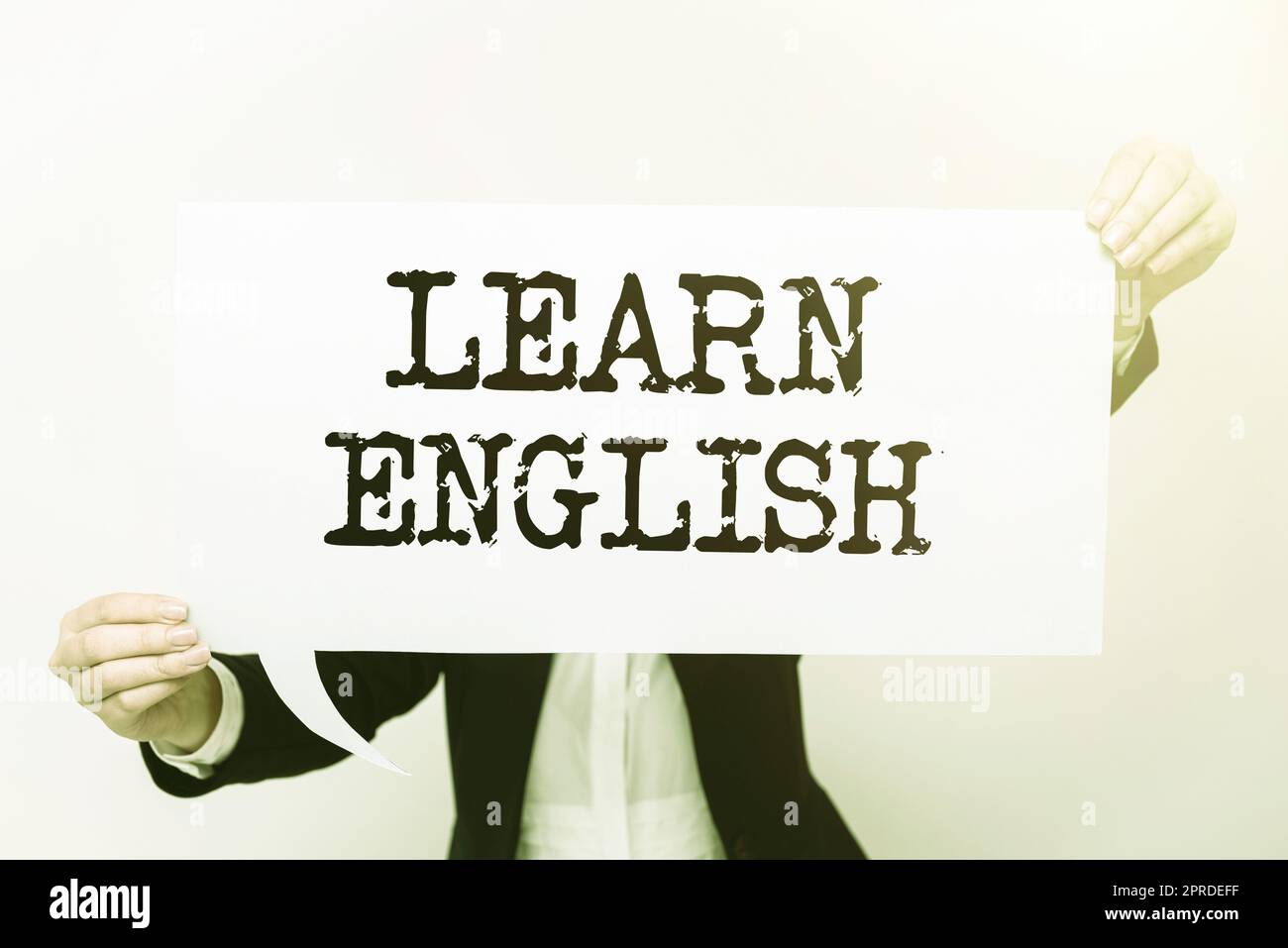 Segno di testo che mostra Learn English. Approccio aziendale studiare un'altra lingua imparare qualcosa per la comunicazione straniera pezzo di carta con nuove idee con fiori e graffette. Foto Stock
