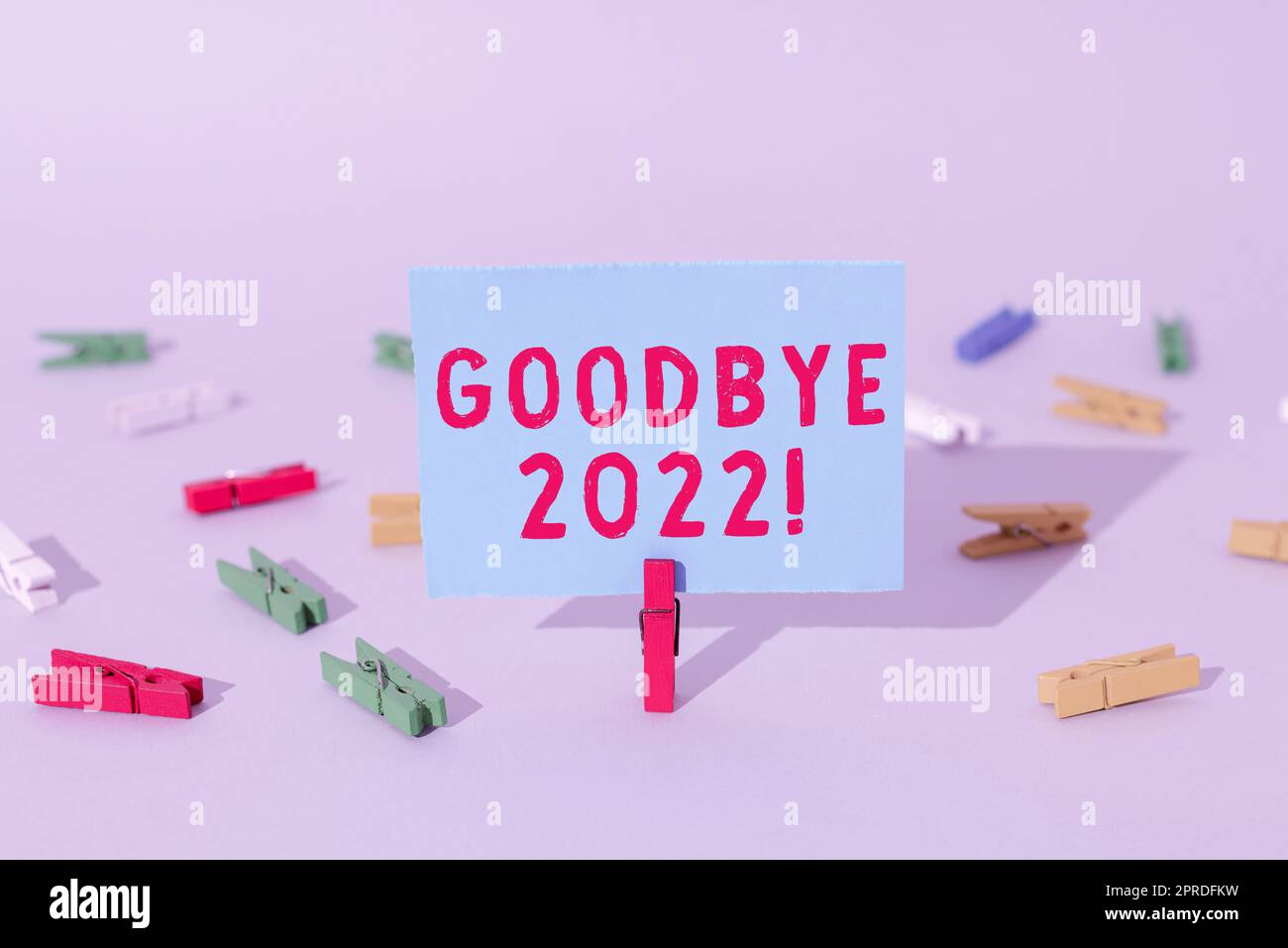 Scrittura visualizzazione testo Arrivederci 2022. Internet Concept Capodanno Milestone il mese scorso celebrazione transizione messaggio importante presentato su un pezzo di carta tagliato con clip. Foto Stock