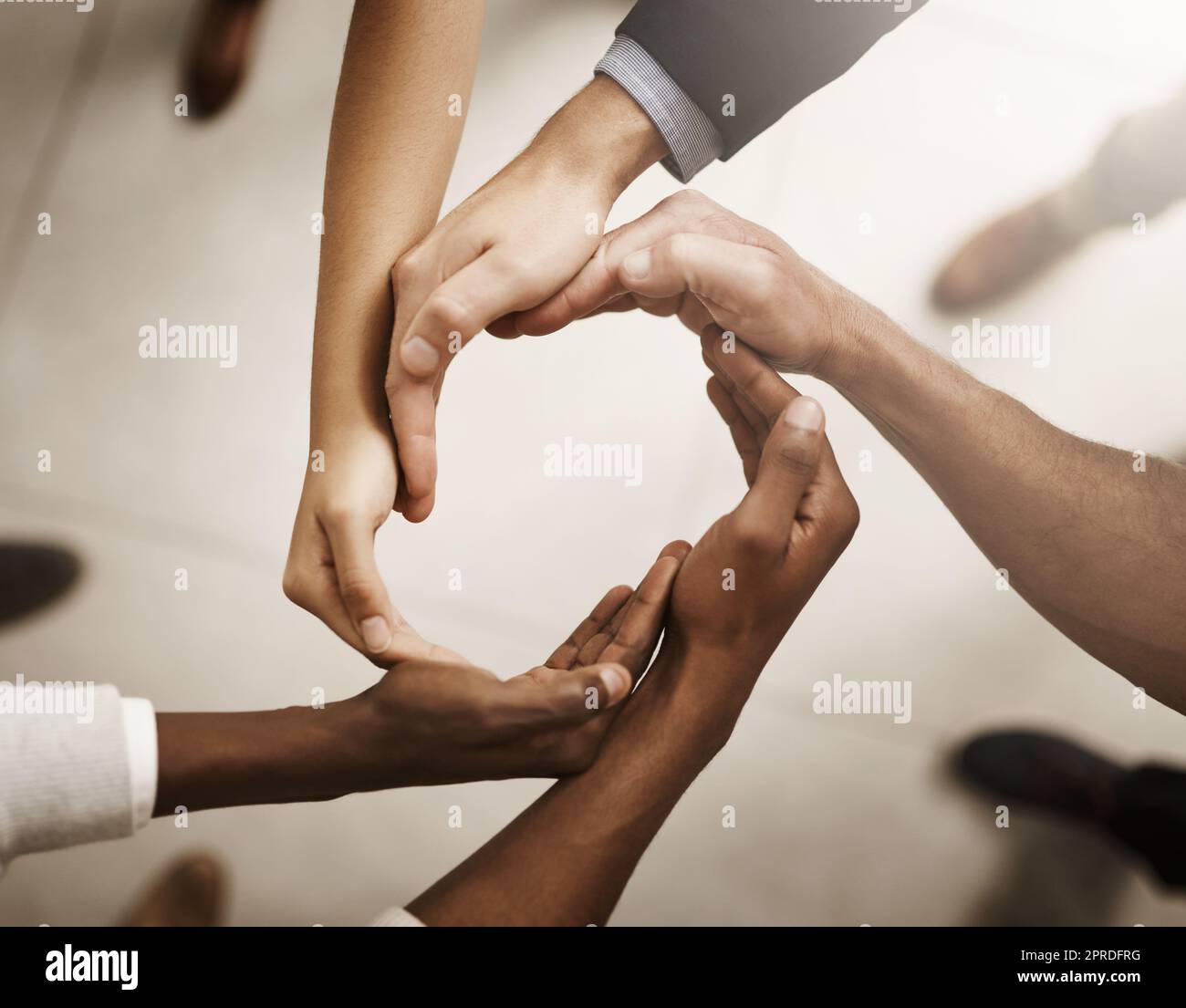 Gruppo di imprenditori che si uniscono alle loro mani in solidarietà sul posto di lavoro. Uomini d'affari professionisti in unità per uguaglianza, diversità e successo in un lavoro di squadra diversificato. Foto Stock