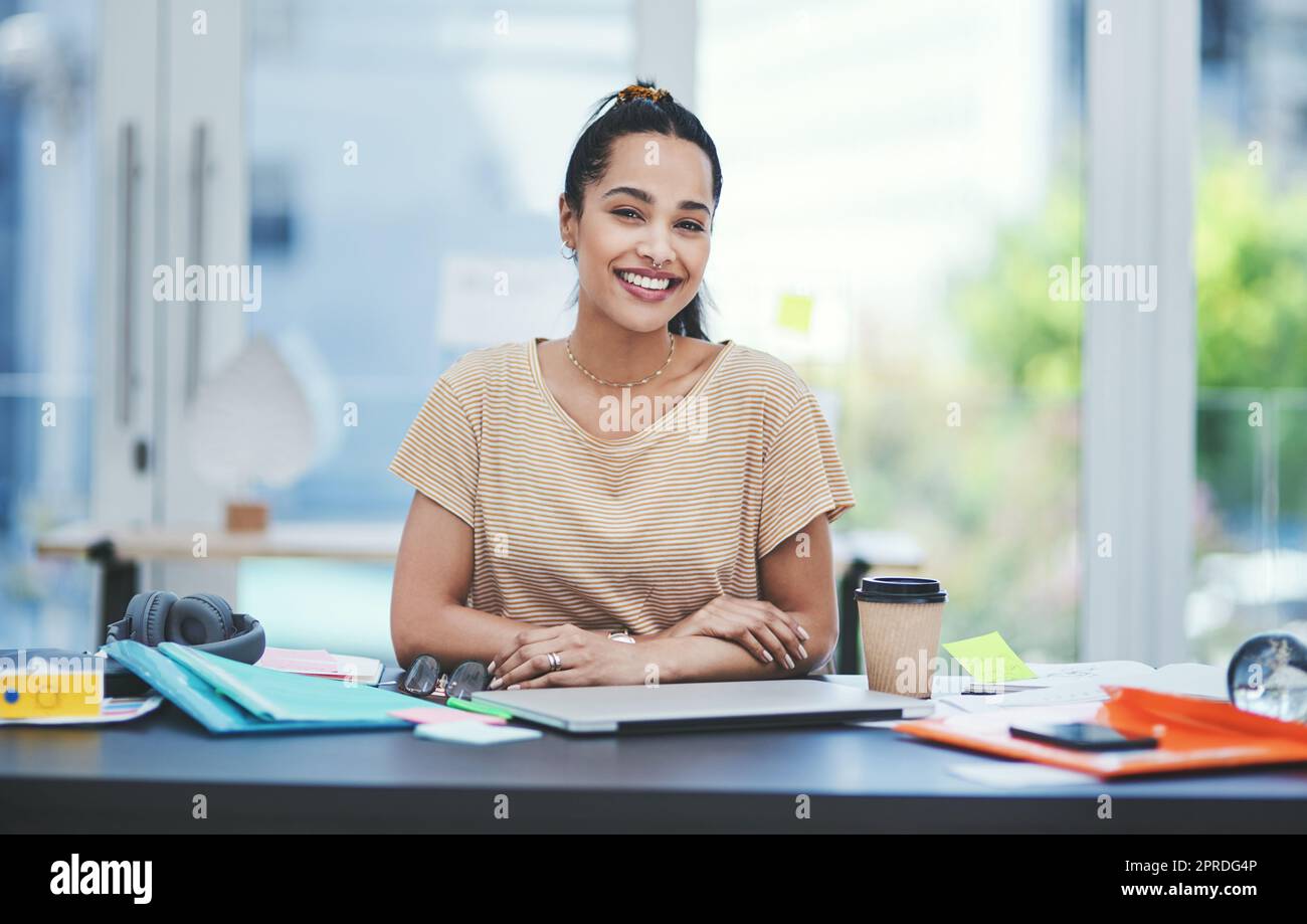 La creatività è una forza trainante dietro la mia crescita aziendale. Ritratto di un giovane designer che lavora in un ufficio. Foto Stock