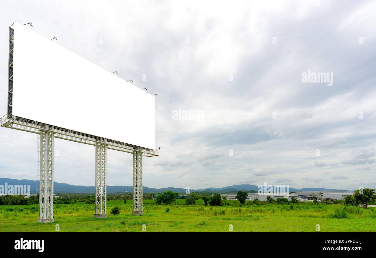 Cartellone pubblicitario vuoto. Cartellone per esterni. Attività di marketing multimediale outdoor. Mockup di cartelloni bianchi grandi. Poster promozionale vuoto visualizzato su un cartellone. Annuncio promozionale di marketing. Foto Stock