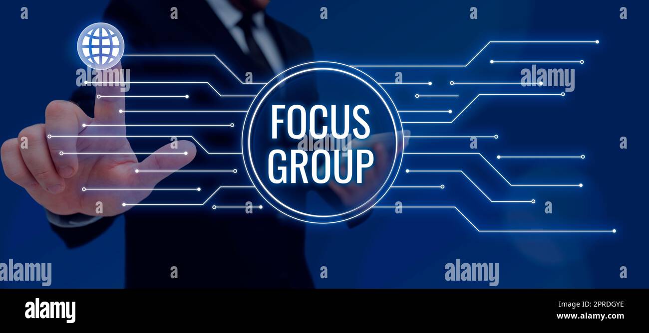 Ispirazione per mostrare il segno Focus Group. Word scritta durante la presentazione assemblata per partecipare alla discussione su qualcosa che Lady in Suit tiene in mano la penna che simboleggia i successi del lavoro di squadra. Foto Stock