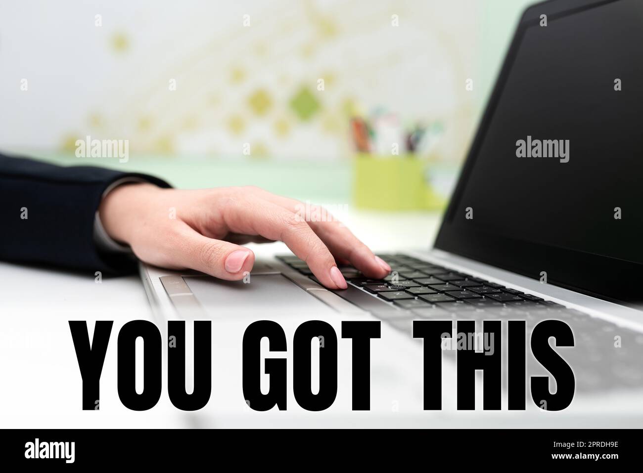 Visualizzazione concettuale hai questo. Panoramica aziendale ispirazione per fare IT comprendere la motivazione positività donna d'affari che digita recenti aggiornamenti sulla tastiera da tavolo. Foto Stock