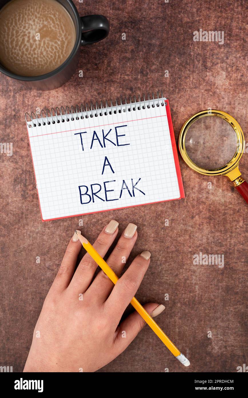 Segno di testo che mostra "fai una pausa". Approccio aziendale riposo smettere di fare qualcosa tempo libero uscire dal lavoro mano di donna Spiral notebook, lente d'ingrandimento e tazza di caffè su legno. Foto Stock