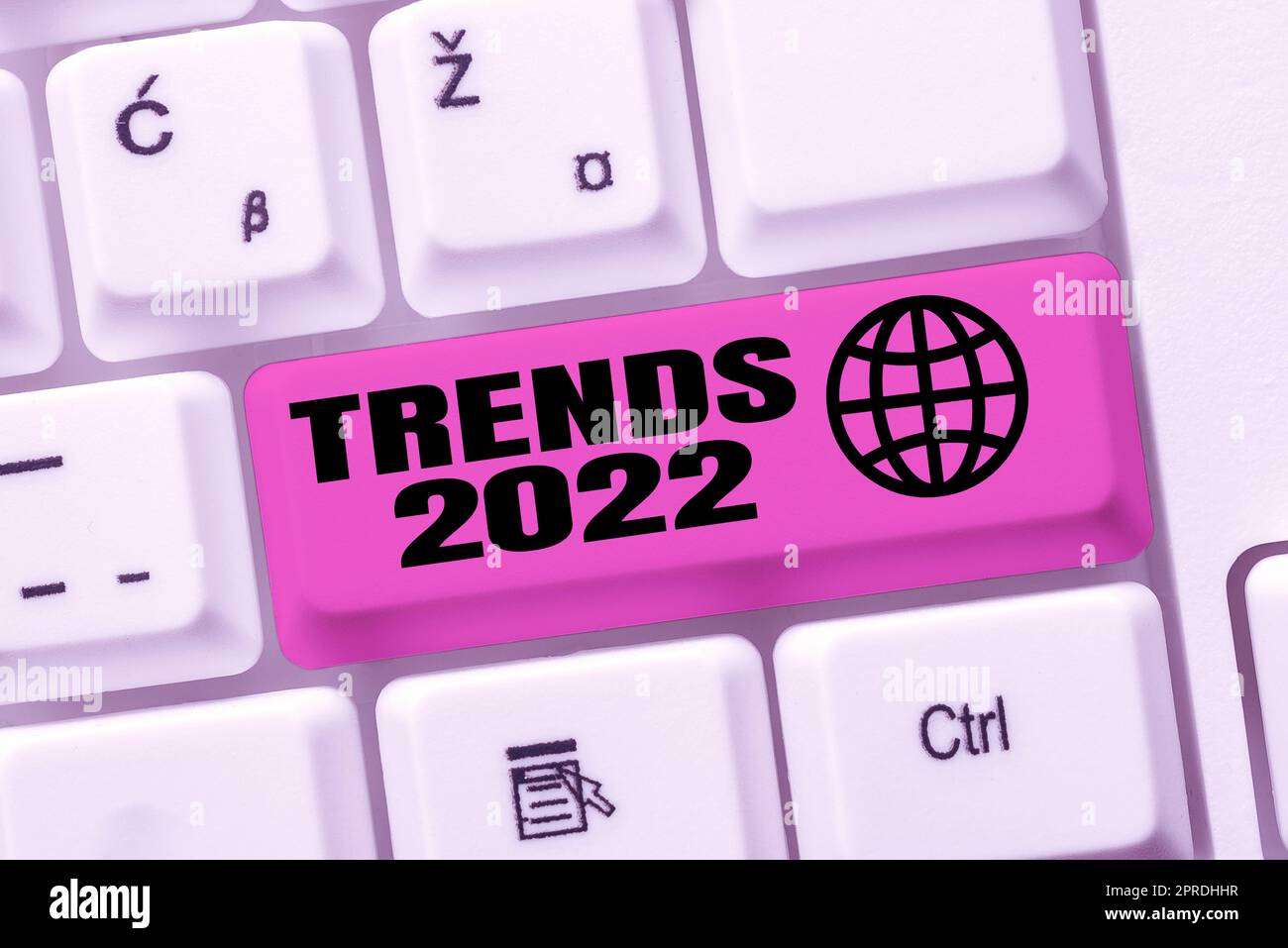 Scrittura visualizzazione testo tendenze 2022. Vetrina di business prossimi anni tendenza prevalente ampiamente discusso Online -48607 Foto Stock