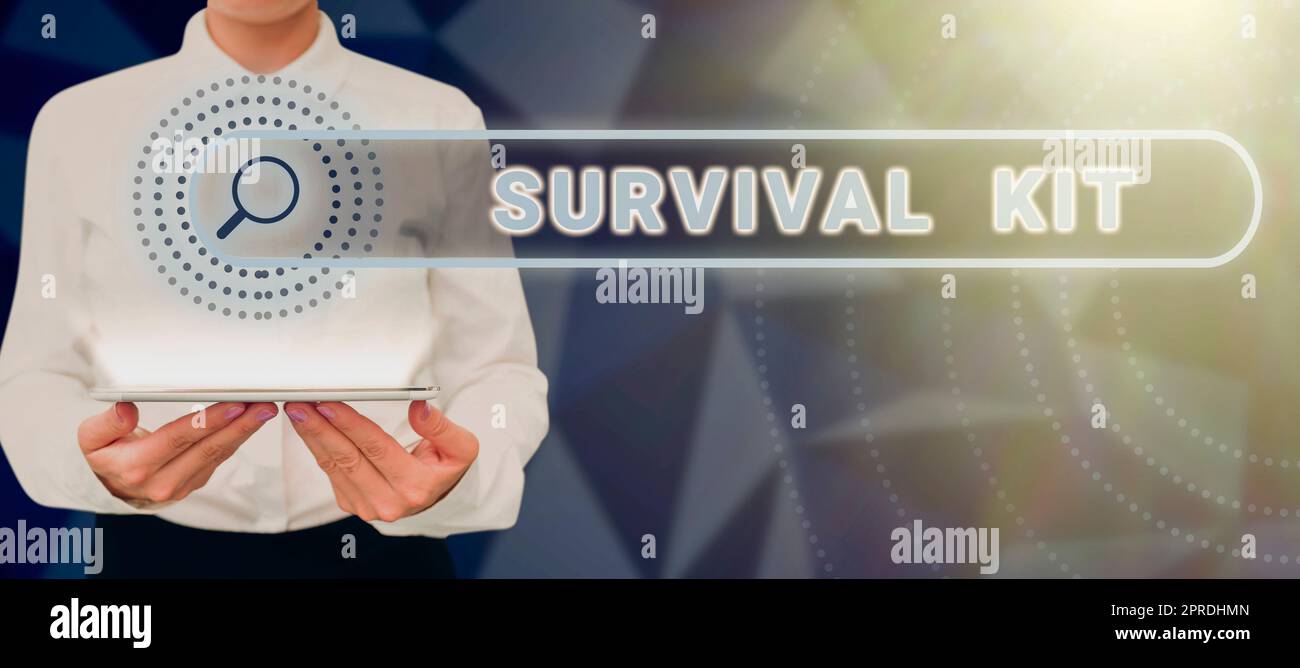 Cartello con il kit di sopravvivenza. Vetrina aziendale attrezzature di emergenza raccolta di articoli per aiutare qualcuno donna con tablet che presenta barra di ricerca digitale con nuove strategie. Foto Stock