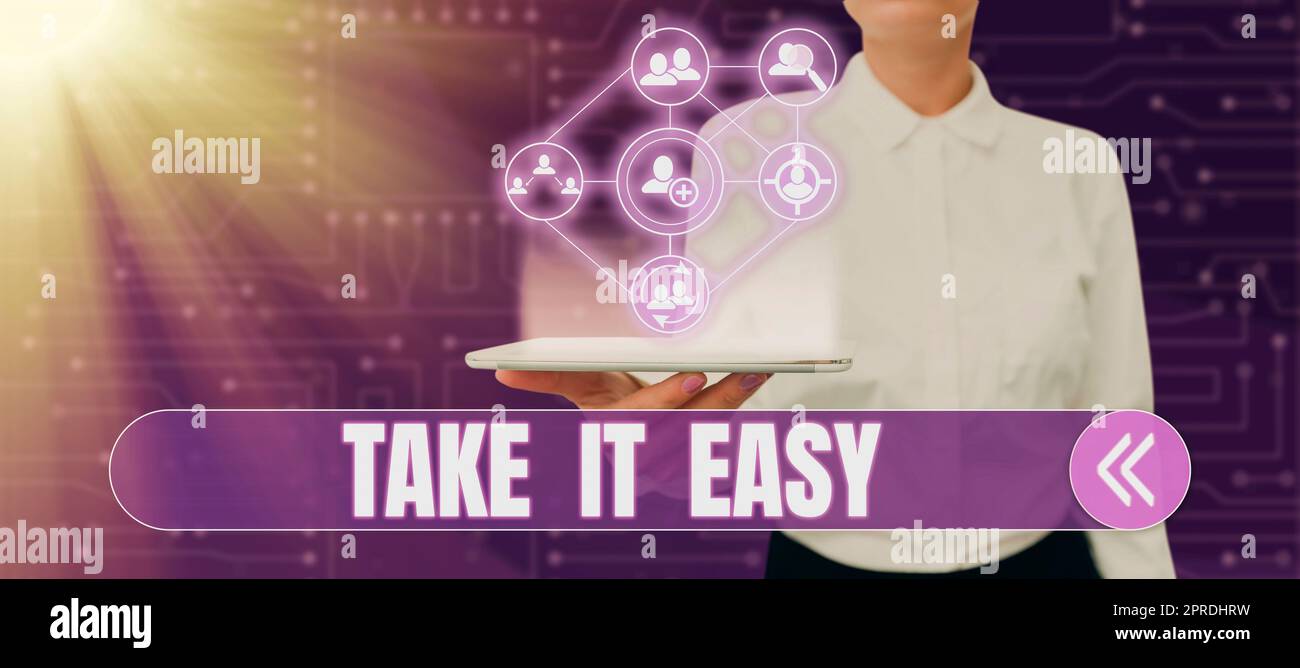La visualizzazione concettuale è semplicissima. Panoramica aziendale rilassatevi non preoccupatevi delle cose rimanete calmati e riposate donna che tiene un tablet con Digital Human S che presenta lo scambio di dati. Foto Stock