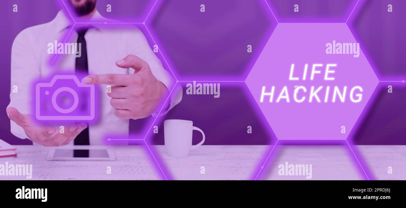 Didascalia concettuale Life Hacking. Parole scritte con tecniche semplici e intelligenti per svolgere facilmente le attività Man with A Pad pointing on A camera che mostra fotografia digitale. Foto Stock Didascalia concettuale Life Hacking. Parole scritte con tecniche semplici e intelligenti per svolgere facilmente le attività Man with A Pad pointing on A camera che mostra fotografia digitale. Foto Stock