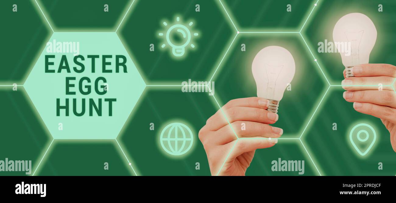 Visualizzazione concettuale Easter Egg Hunt. Parola scritta su Searching speciale stagione tratta presenta la tradizione primaverile Foto Stock