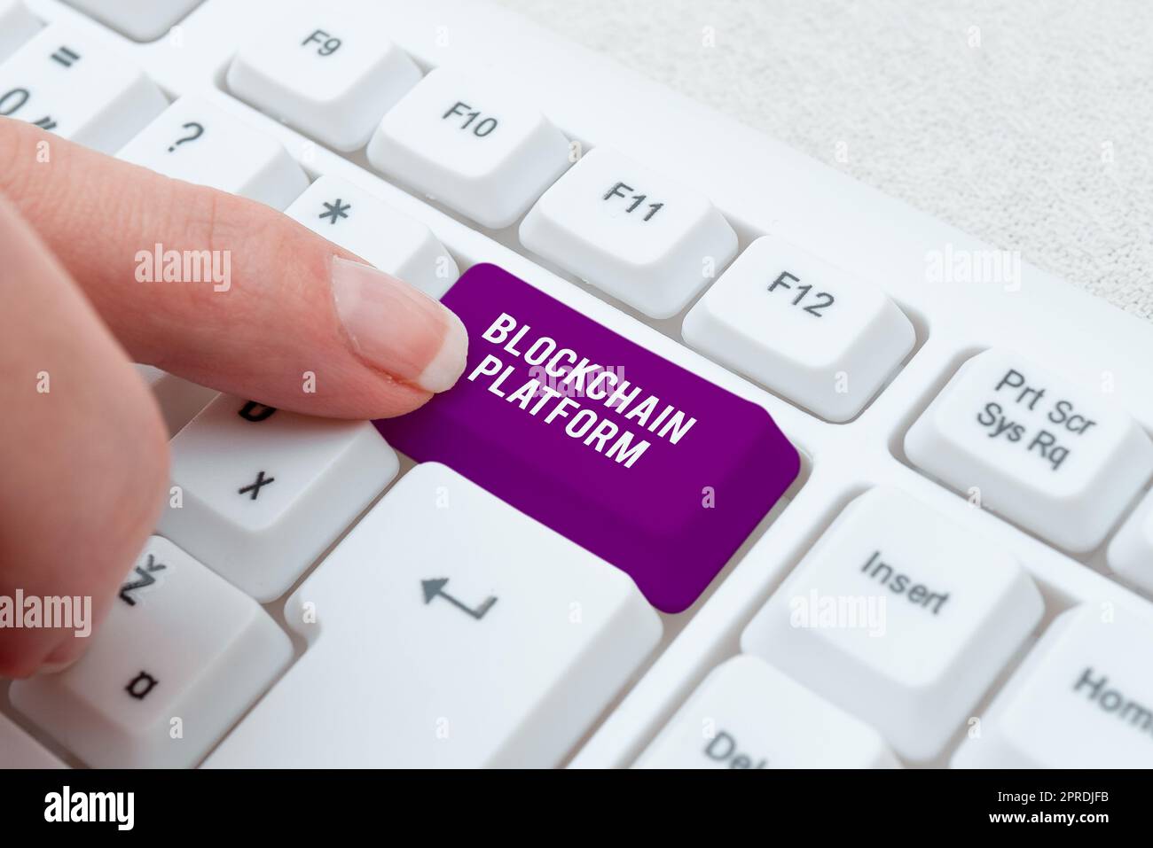 Piattaforma Blockchain di visualizzazione concettuale. Word per lo scambio digitale di criptovalute su spazio virtuale notebook con messaggio importante sulla scrivania con forniture per ufficio. Foto Stock