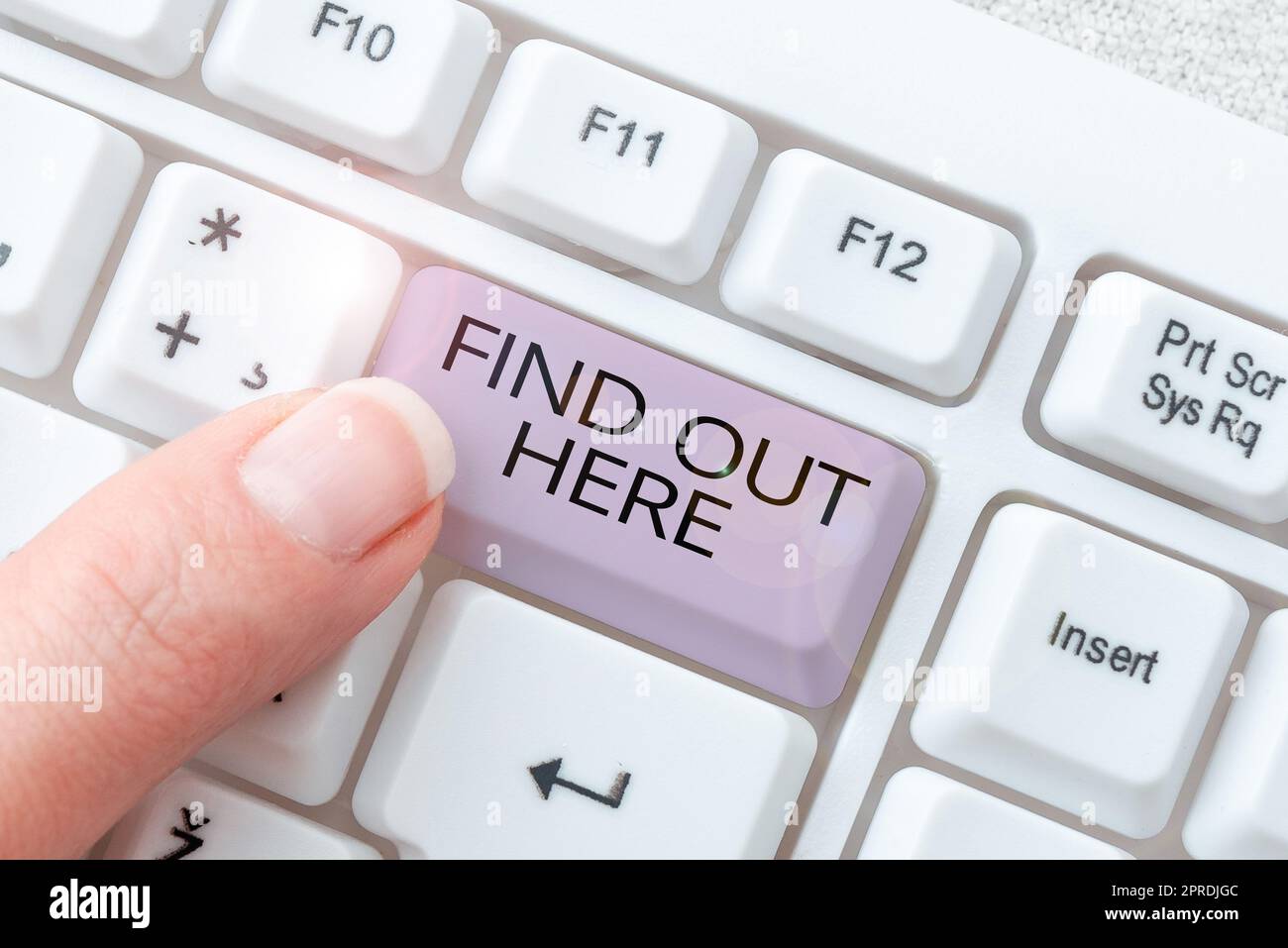 Visualizzazione concettuale Scoprilo qui. L'approccio aziendale quello che stai cercando può essere trovato guardando questo imprenditore Signal con Placard che presenta importanti strategie per il progresso. Foto Stock