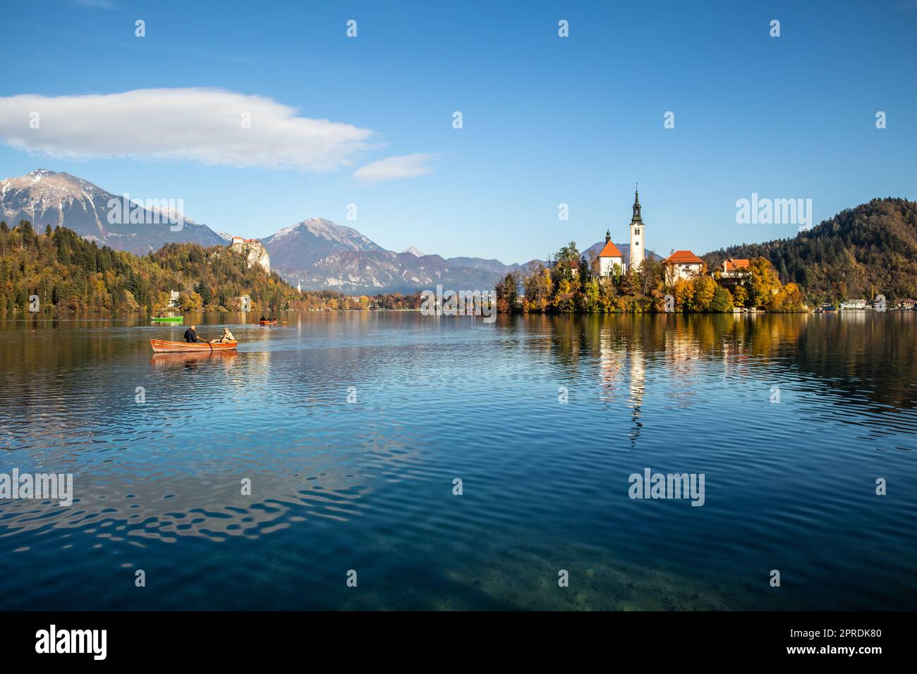 Vista panoramica sulle Alpi Giulie, il lago di Bled con St Marys chiesa dell Assunzione sulla piccola isola. Bled, Slovenia, l'Europa. Foto Stock