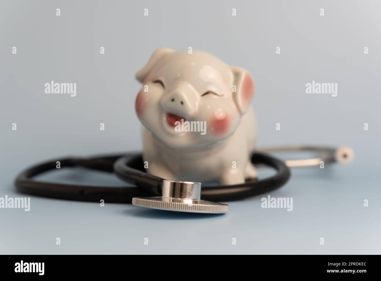 stetoscopio medico piggy banca business concetto di assicurazione investimento sanità e risparmiare denaro. Foto Stock