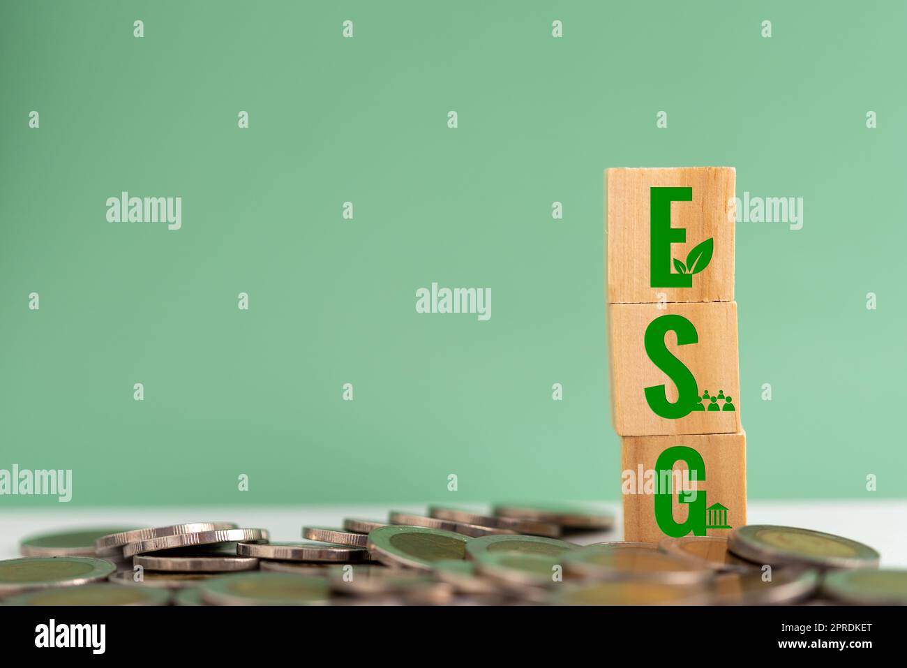 Blocco del cubo di legno ESG Environmental Social and Governance eco concetto di sviluppo sostenibile dell'organizzazione.investimenti e gestione dell'inquinamento per ridurre il riscaldamento globale. Foto Stock