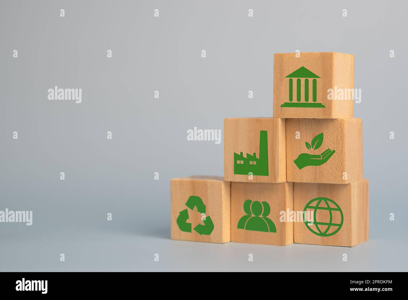 Blocco del cubo di legno ESG Environmental Social and Governance eco concetto di sviluppo sostenibile dell'organizzazione.investimenti e gestione dell'inquinamento per ridurre il riscaldamento globale. Foto Stock