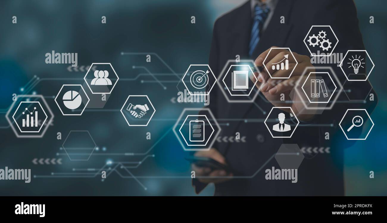 Uomo d'affari mano che lavora innovazione piano d'azione concetto di strategia su schermo virtuale.analisi della strategia obiettivi di successo e gestione dello sviluppo sostenibile. Copia spazio. Foto Stock