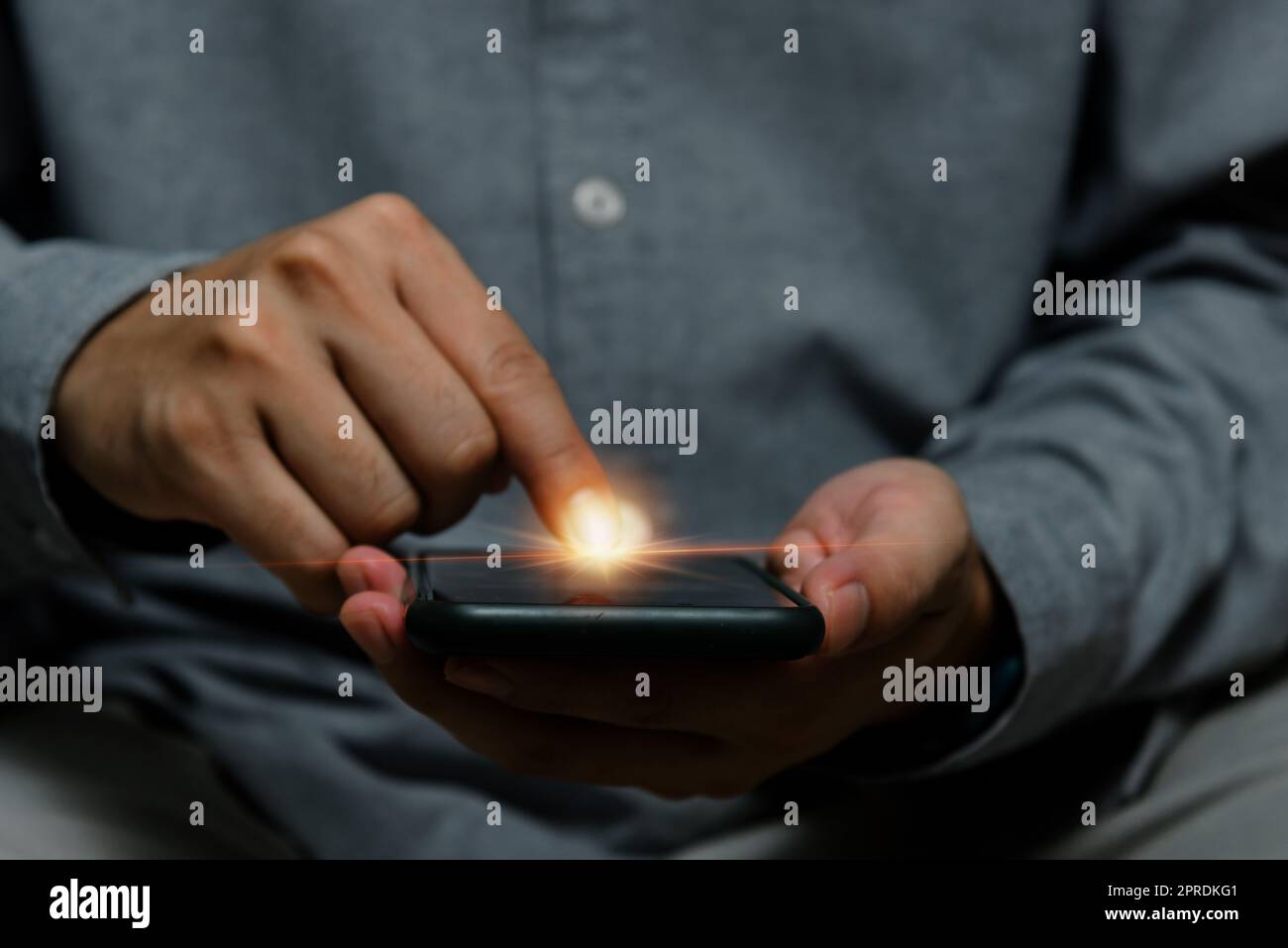 Uomo che utilizza il dito puntino sullo schermo smartphone mobile.Business tecnologia digitale Internet concetto di rete. Foto Stock