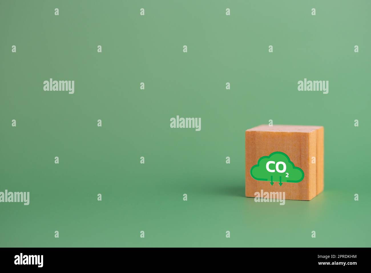 Netto zero e credito al carbonio con blocco di legno cubo icona CO2 eco su sfondo verde. Foto Stock