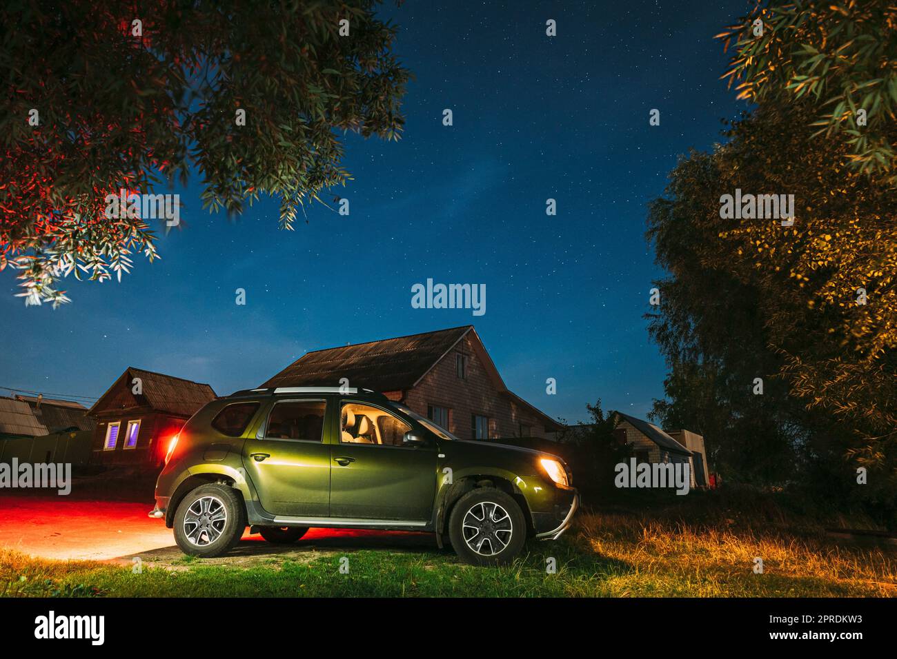 SUV Dirty Car Parking sulla strada sotto Night Starry Sky. Villaggio Russo Foto Stock