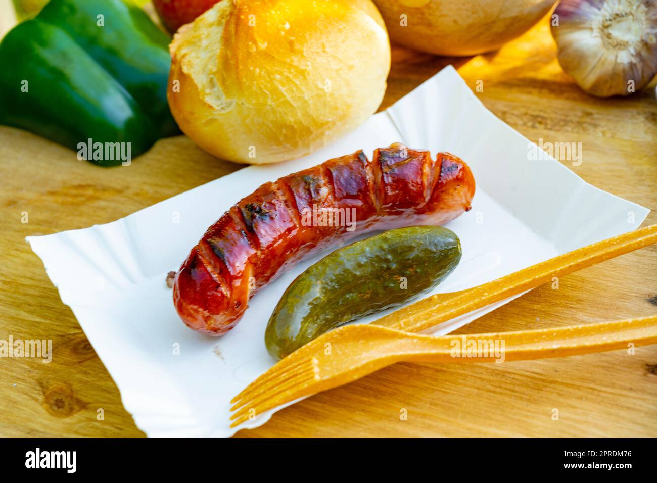 salsiccia alla griglia con sottaceti Foto Stock