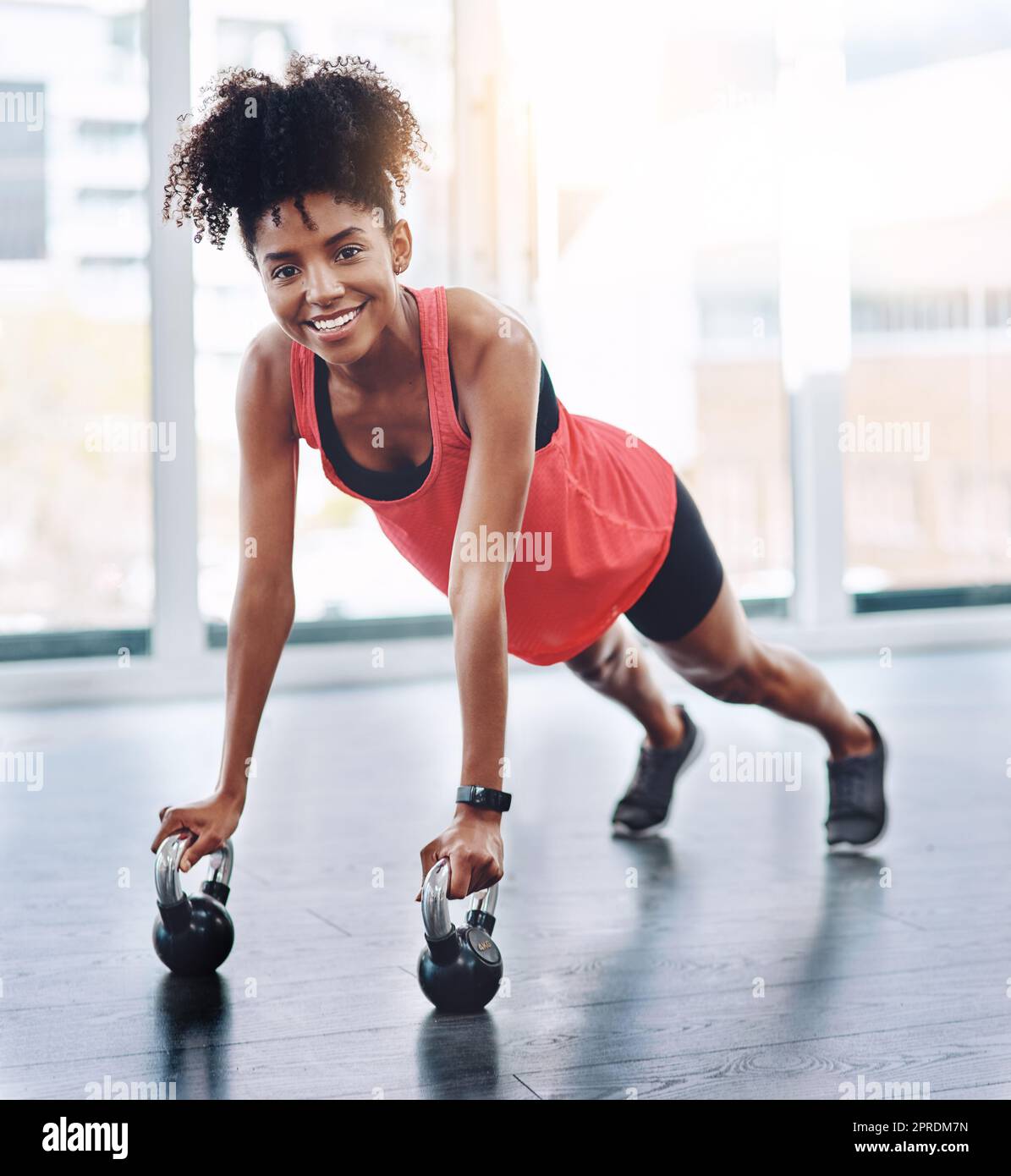 Rimanere in forma è più facile di quanto pensiate. Una giovane donna attraente che fa i push-up in uno studio. Foto Stock