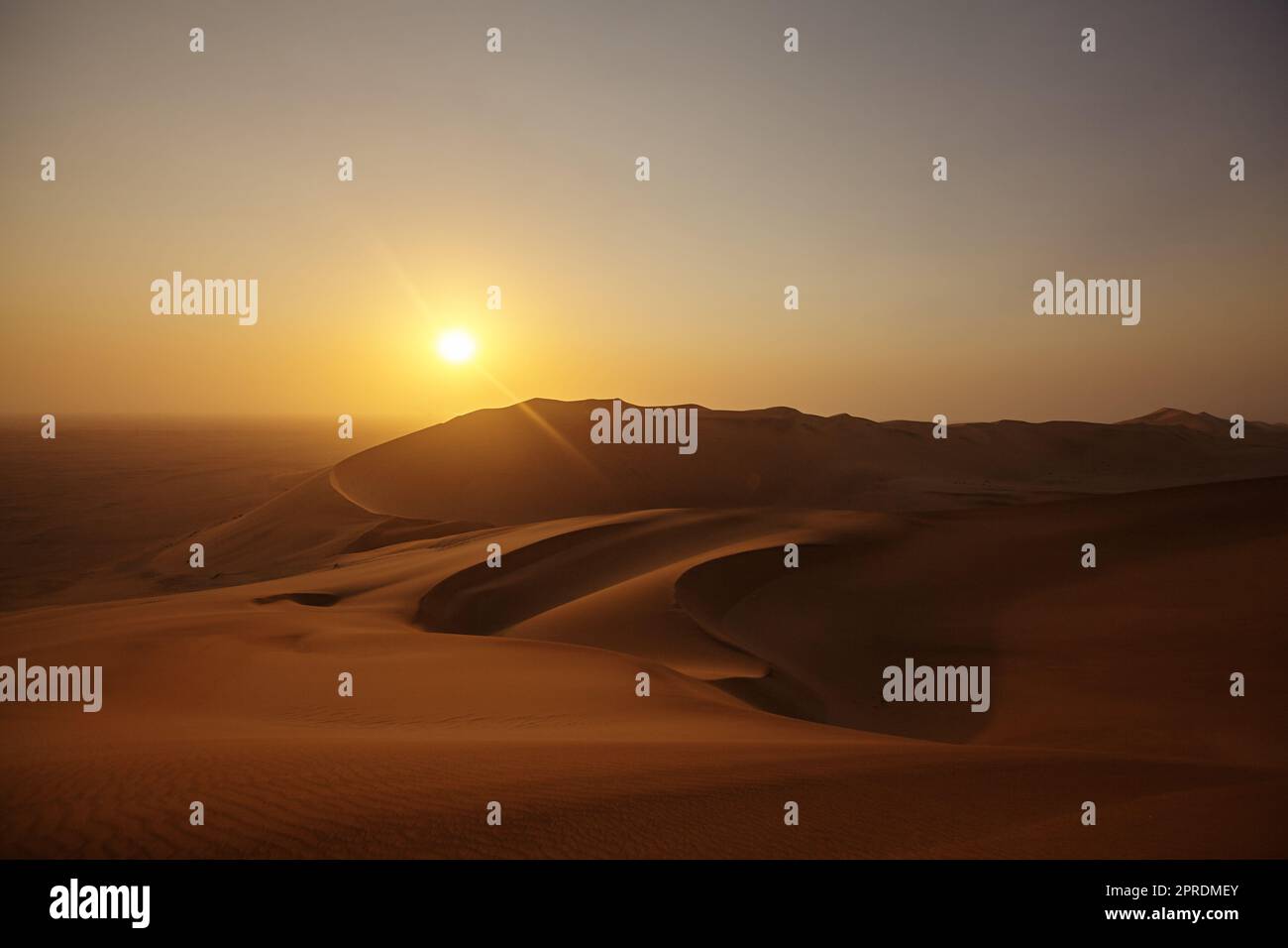 Tramonto sulle dune. Ripresa ad alto angolo di un tramonto sulle dune di sabbia nel deserto della Namibia. Foto Stock
