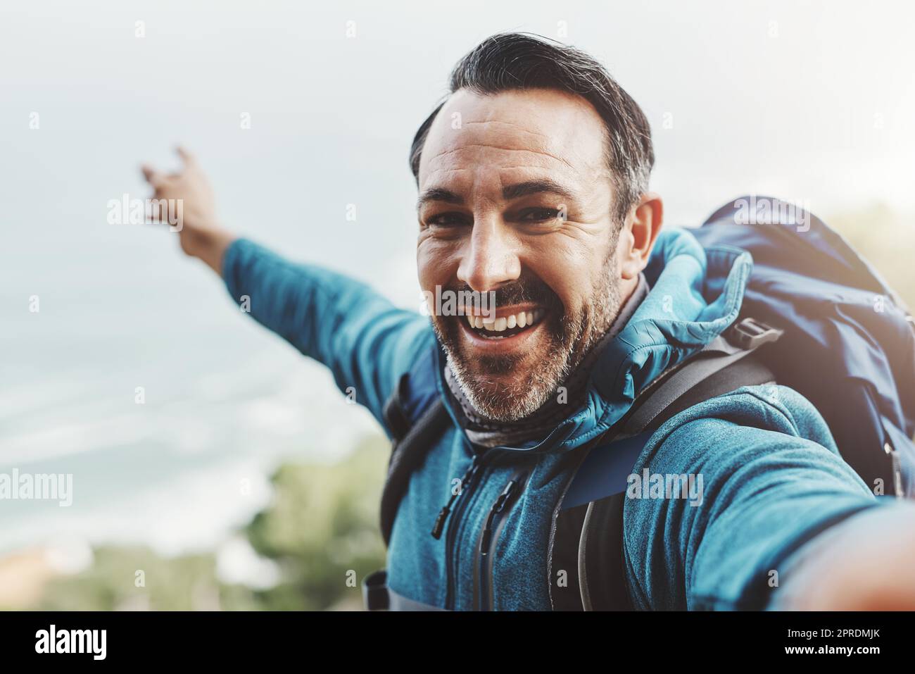 Vieni a scoprire nuovi terreni. Ritratto di un uomo di mezza età che prende un selfie in montagna. Foto Stock