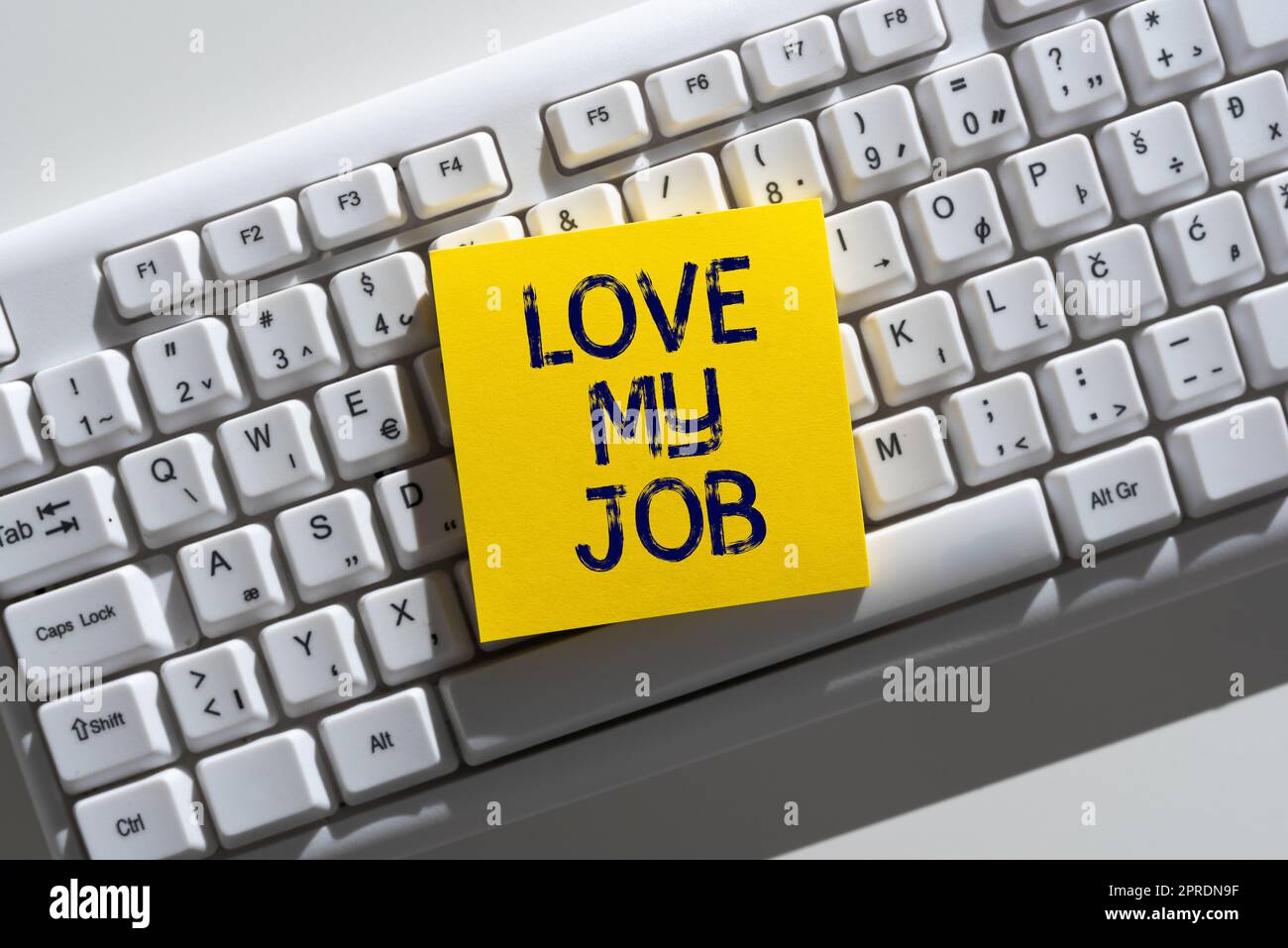 Scrittura visualizzazione testo Love My Job. Idea aziendale di essere soddisfatti del lavoro svolto a proprio agio informazioni importanti scritte sulla nota sulla scrivania sopra la tastiera. Foto Stock