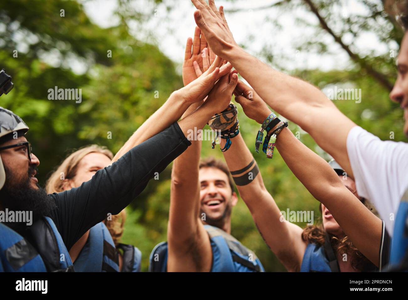 Lascia andare. Un gruppo di giovani amici in alto mentre fuori rafting sulle rapide. Foto Stock