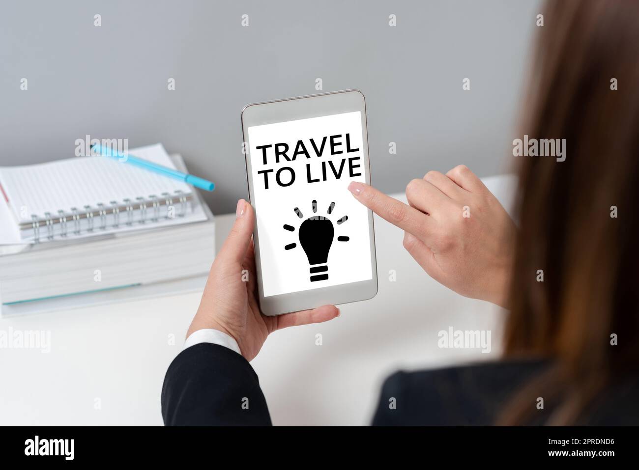 Cartello con indicazione viaggio in tempo reale. Panoramica aziendale Acquisisci conoscenze ed emozionanti avventure partecipando a Travels Man con Un cellulare che preme su Un'impronta digitale che mostra dati protetti. Foto Stock