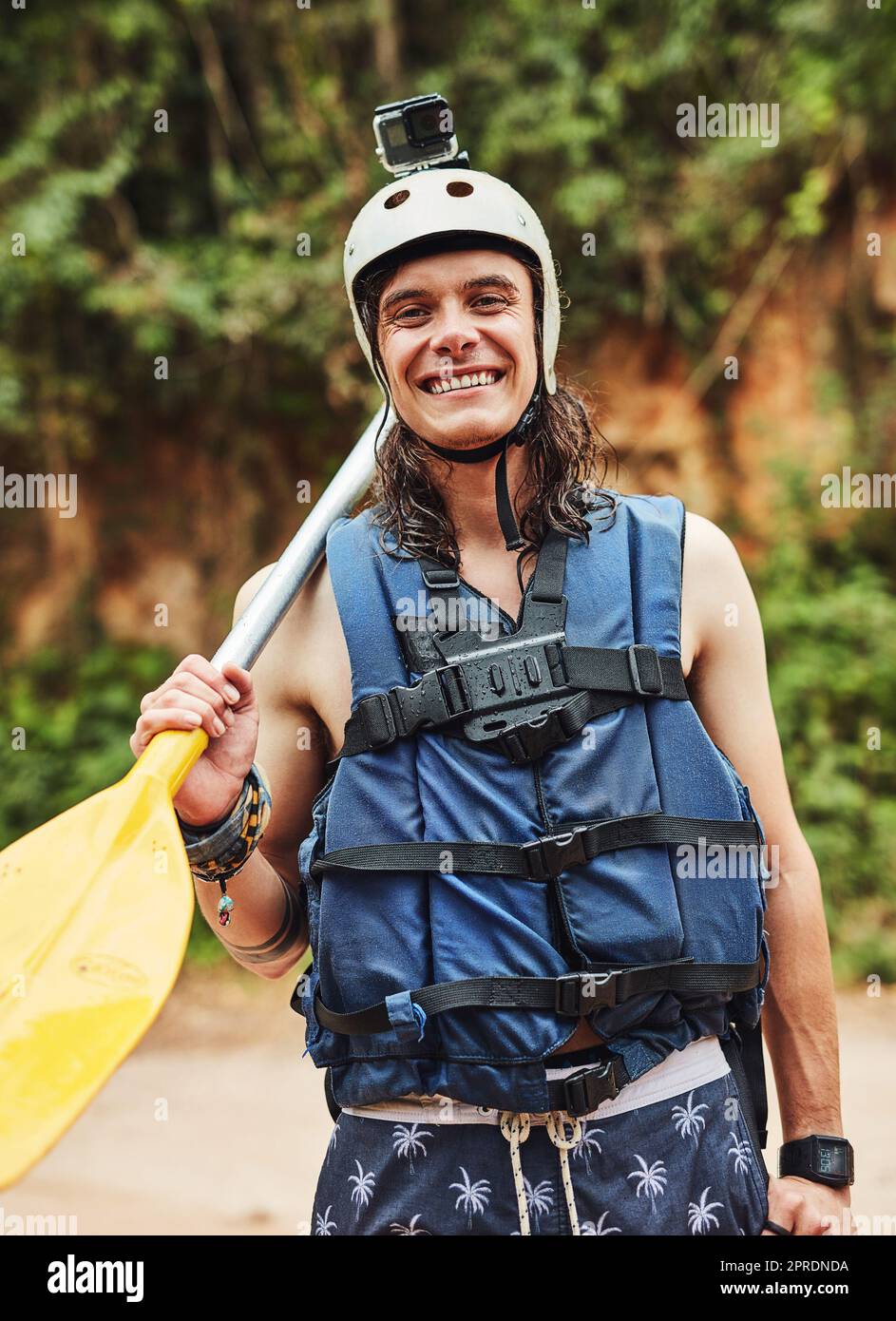 La vita è un'avventura, osatela. Un giovane avventuroso che indossa un casco con una Action Cam attaccata. Foto Stock
