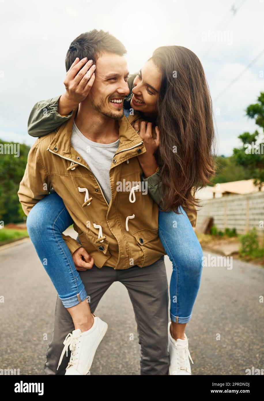 Lei è la mia amante e la mia migliore amica, una coppia giocosa che trascorre la giornata all'aperto. Foto Stock