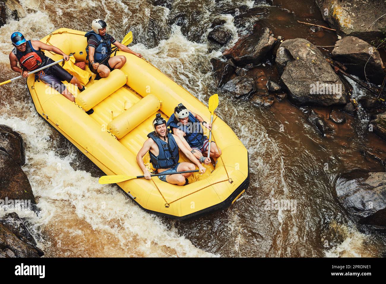 Rischiare e sconfiggere le tue paure. Un gruppo di amici rafting su fiume in una giornata di sole. Foto Stock