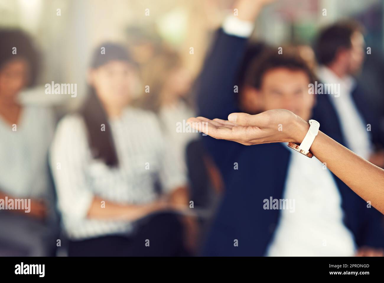 Sono aperte domande. Le mani degli uomini d'affari hanno sollevato domande durante un seminario. Foto Stock