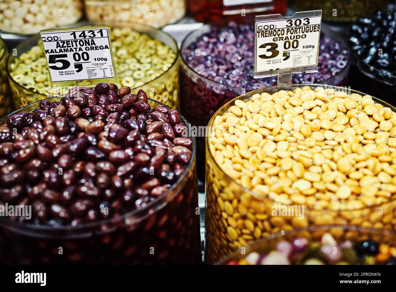 Non so che iniziassero ad acquistare: Durante il giorno vengono esposti al mercato numerosi quantitativi di olive rosse e noci in contenitori. Foto Stock