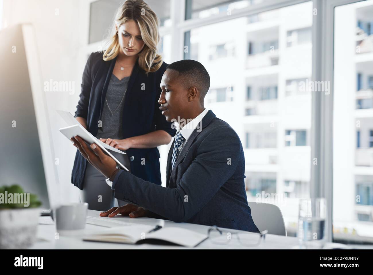 Gestiscono tutte le operazioni aziendali insieme, due uomini d'affari che lavorano insieme in un ufficio. Foto Stock