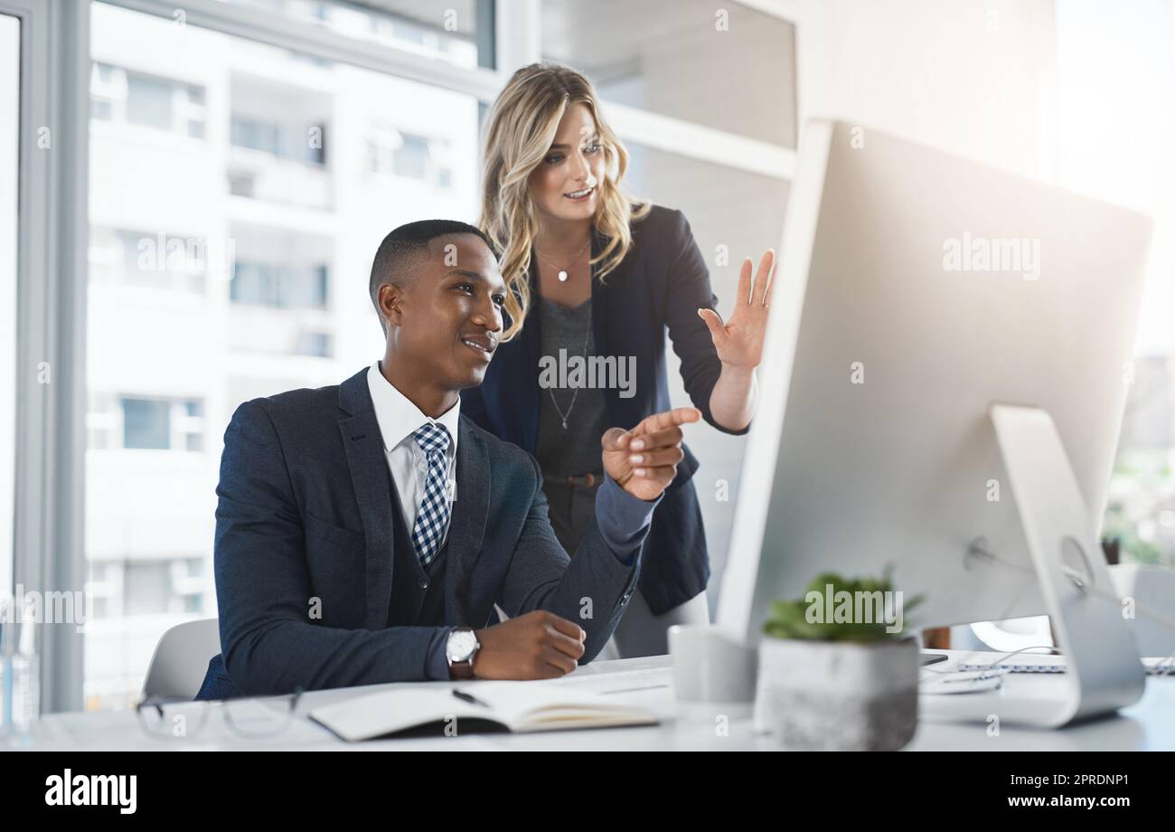 Fare scelte aziendali come team dinamico. Due uomini d'affari lavorano insieme in un ufficio. Foto Stock