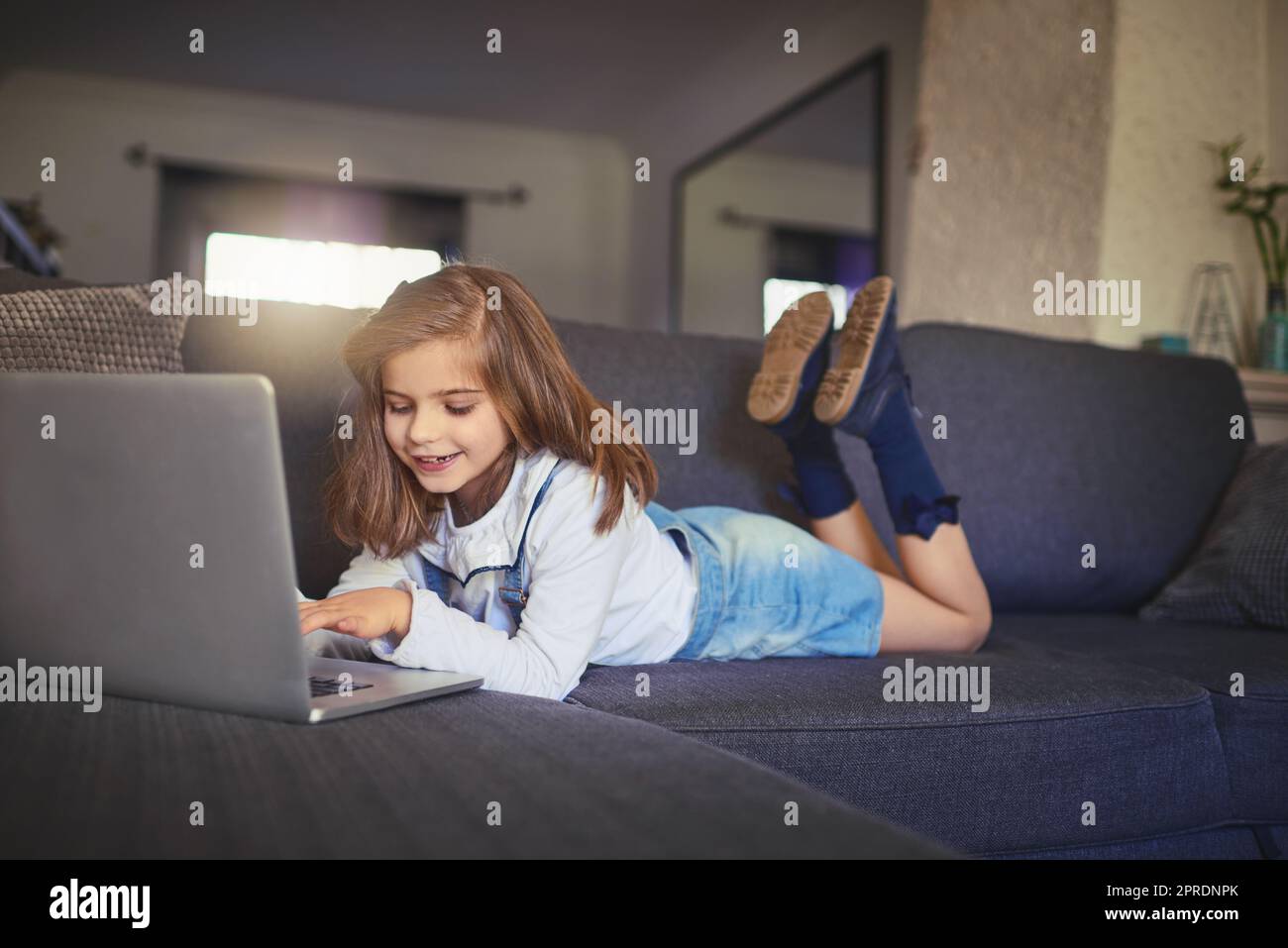 Non c'è da sapere. Adorabili bambini che utilizzano la tecnologia wireless a casa. Foto Stock