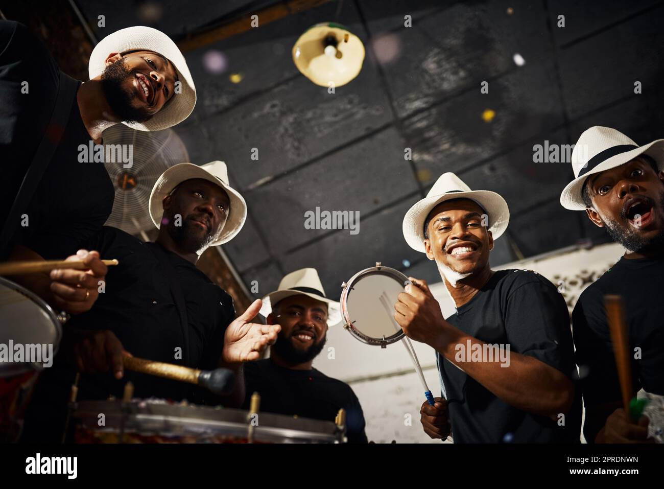 Il suo carnevale tempo. Ritratto di un gruppo di artisti musicali che suonano la batteria insieme. Foto Stock