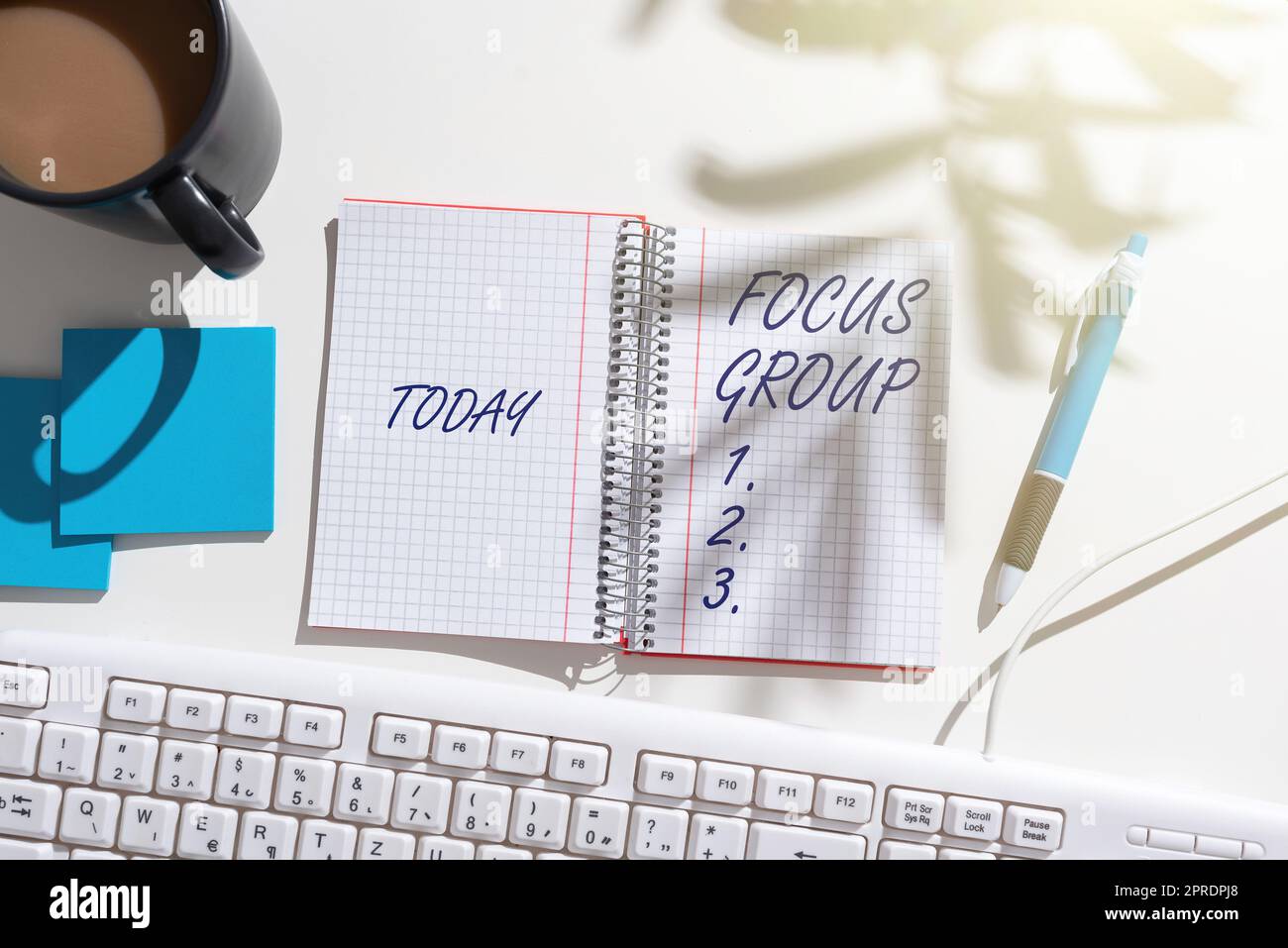 Gruppo Focus didascalia concettuale. Concept aziendale assemblato per partecipare alla discussione su qualcosa notebook con nuove idee su entrambi i lati sulla scrivania con caffè, penna e tastiera Foto Stock