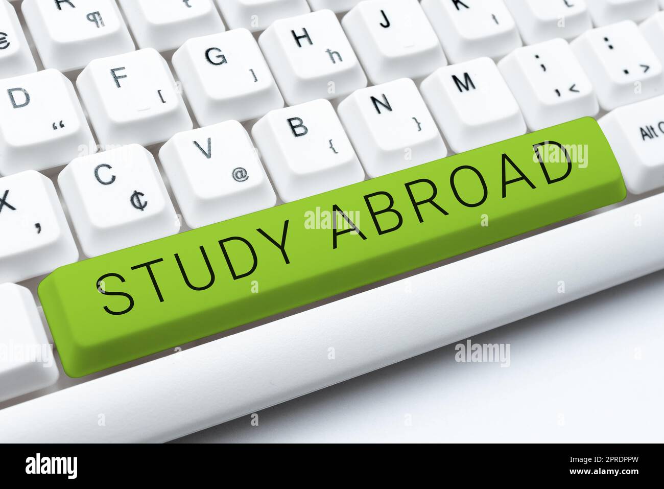 Cartello di testo che mostra Study abroad. Parola per perseguire opportunità educative in un paese straniero -49149 Foto Stock