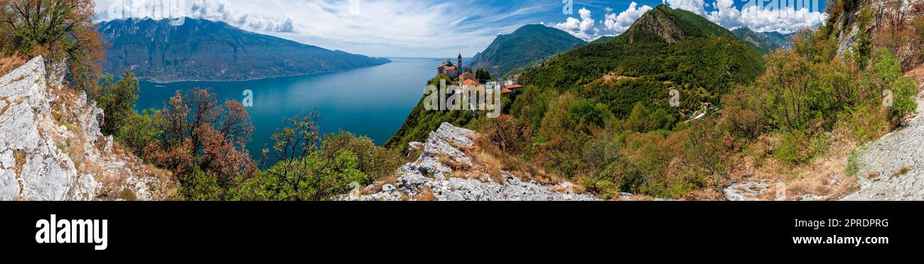 Lago di Garda (Lago di Garda) con chiesa di pellegrinaggio Madonna di Montecastello nei pressi di Tignale in Italia Foto Stock