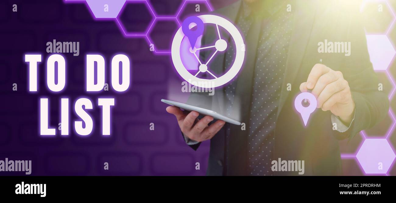 Ispirazione che mostra Sign To Do List. Concetto che indica Una struttura solitamente realizzata su carta contenente l'attività del tuo Man Holding tablet e penna che mostra la mappa e il sistema di posizionamento globale. Foto Stock