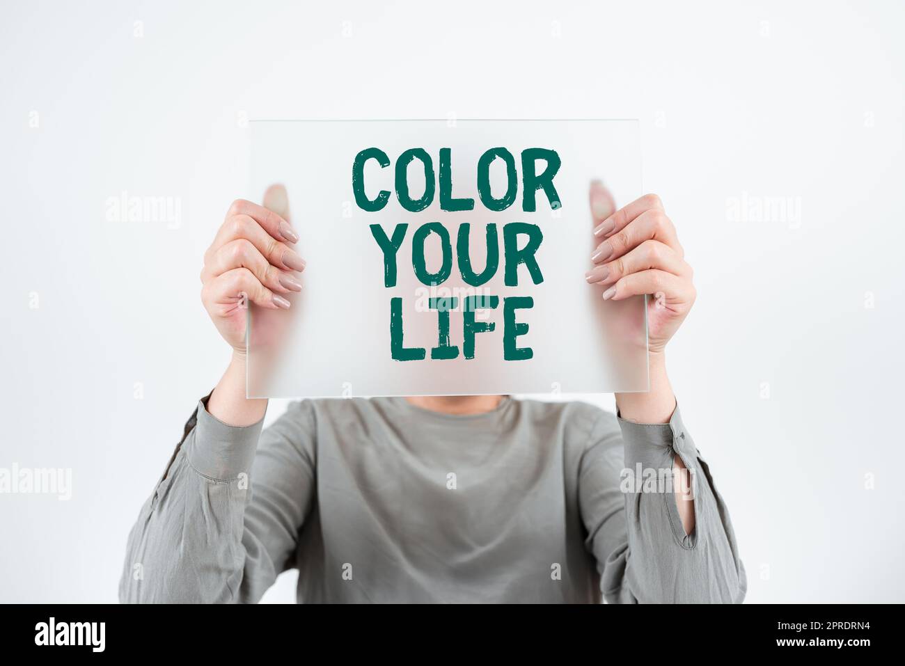 Scrittura visualizzazione del testo colore della tua vita. Business Concept Rendi le tue giornate colorate allegri motivate, ispirate alle donne che tengono il banner e promuovono il marchio aziendale per raggiungere gli obiettivi. Foto Stock