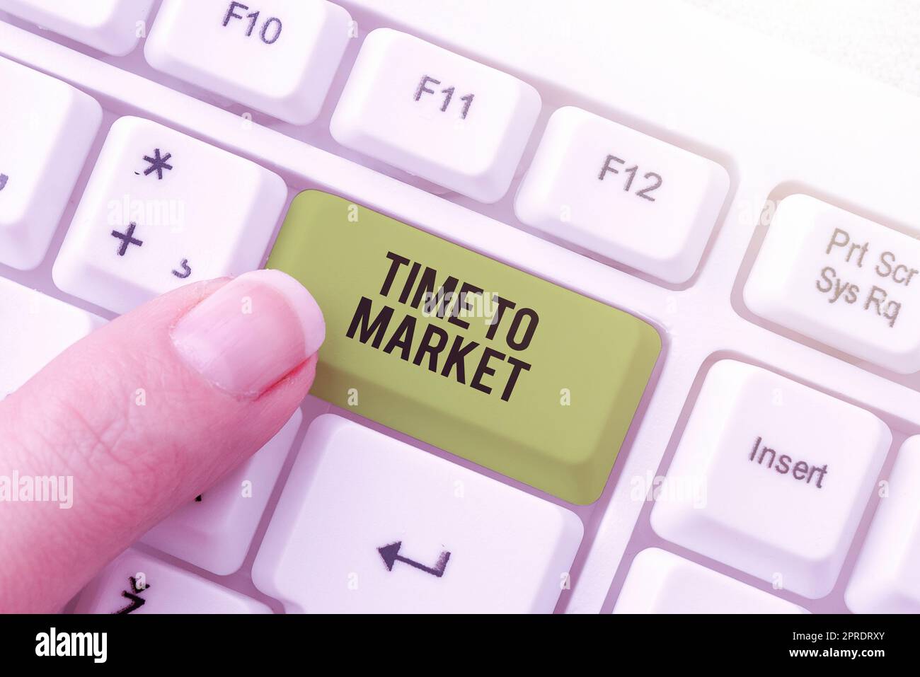 Didascalia di testo che presenta il time-to-market. Concetto che significa il momento giusto per realizzare i movimenti finanziari Borsa Man Have Magnifying Glass to Point Important Information. Foto Stock