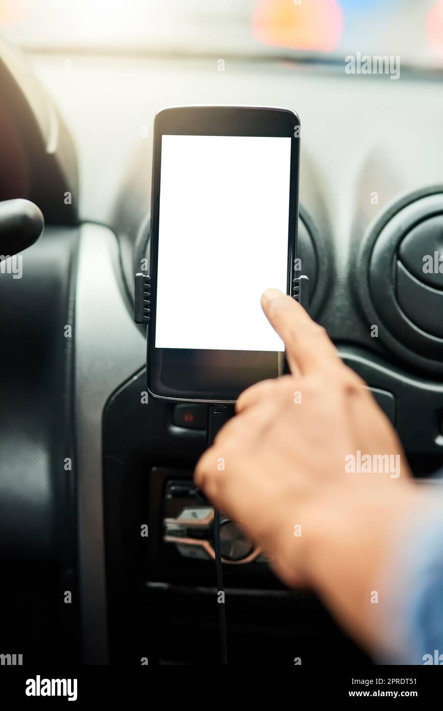 Navigare la sua strada per la città. Primo piano di un uomo che utilizza un telefono per trovare indicazioni stradali durante la guida. Foto Stock