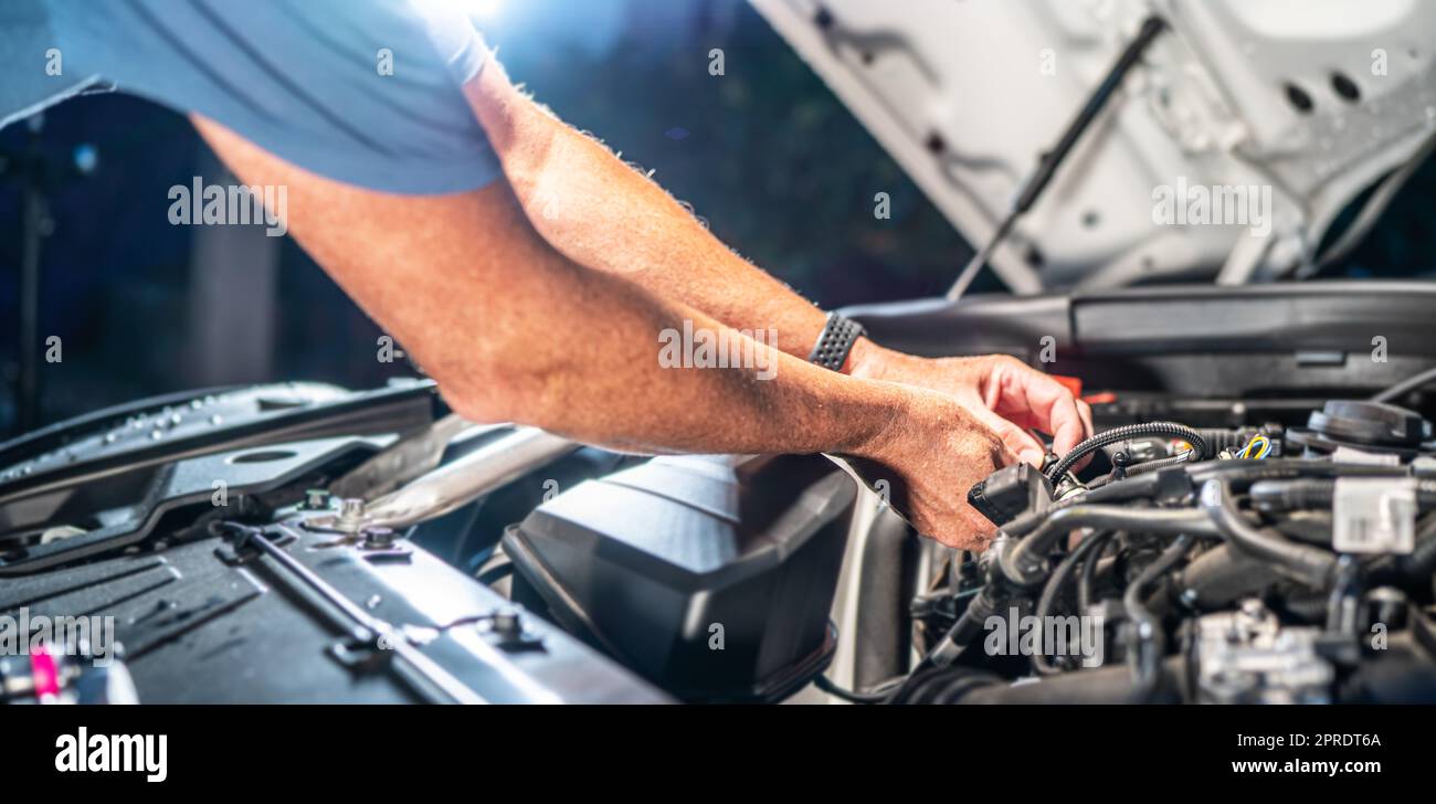 Auto lavoro meccanico in garage. Il servizio di riparazione. Foto Stock