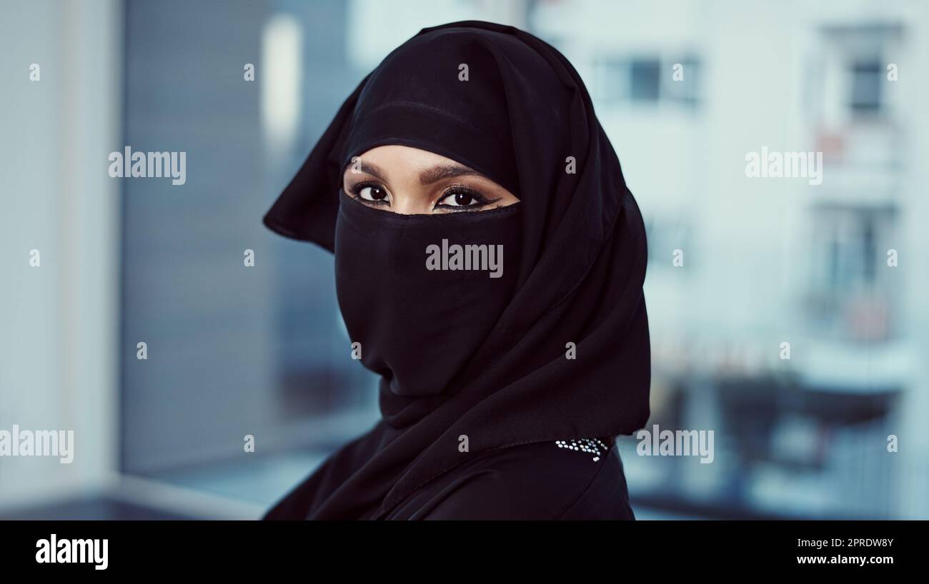 Tutto impostato per la produttività. Ritratto corto di una donna d'affari arabica in un burka in piedi nel suo ufficio. Foto Stock