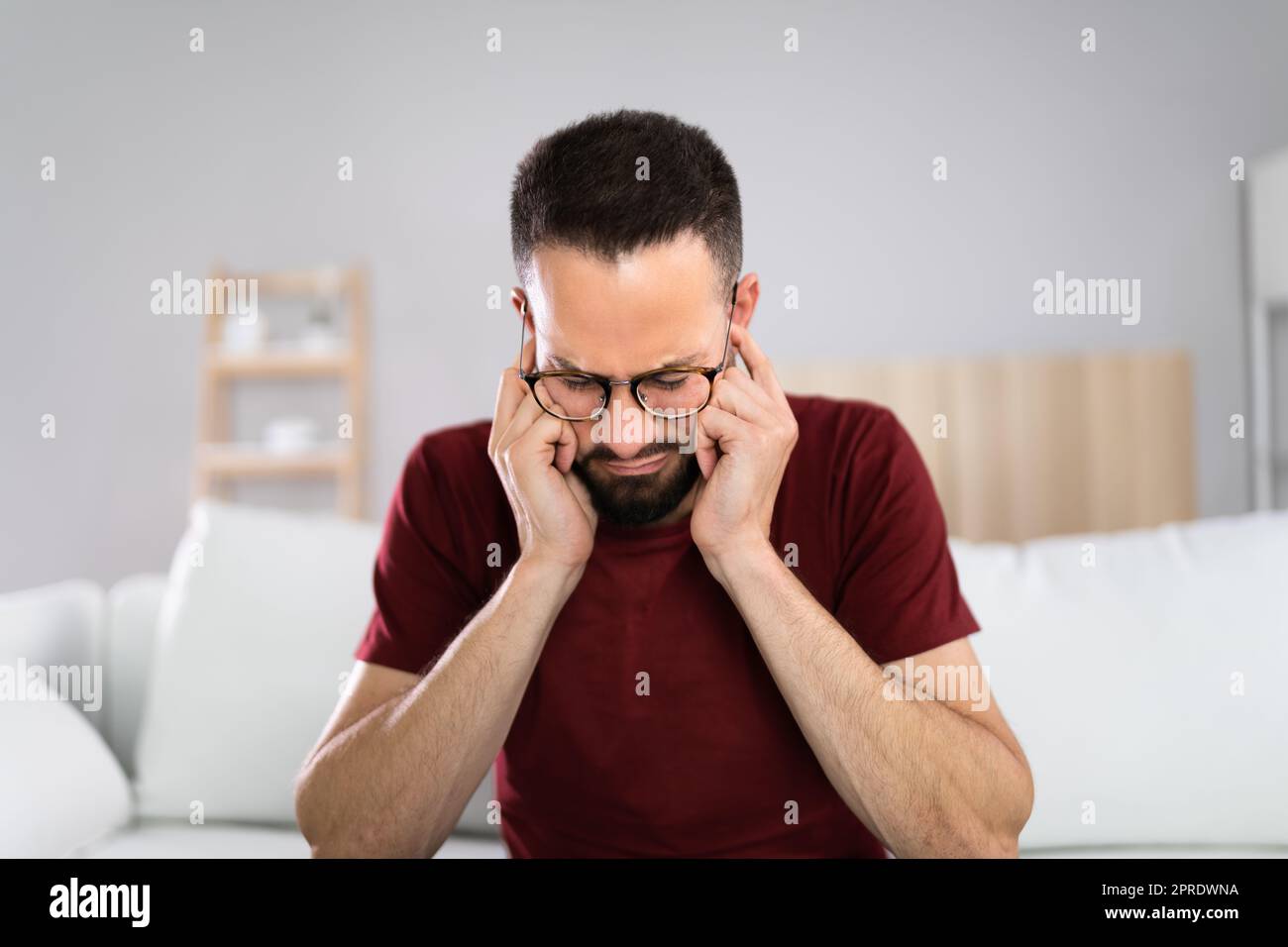 Forte rumore e dolore Foto Stock